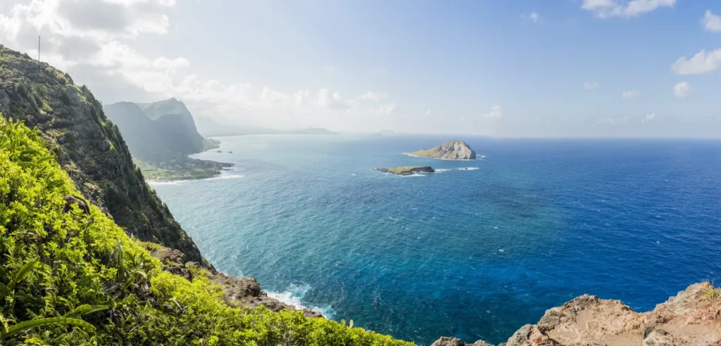 Green cliffs overlooking the turquoise ocean at Makapuʻu